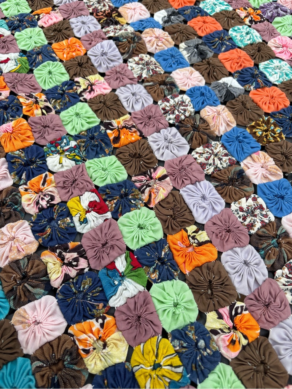 Handmade Multi‑Color yo-yo quilt coverlet. Excellent quality and condition - Picture 5 of 6